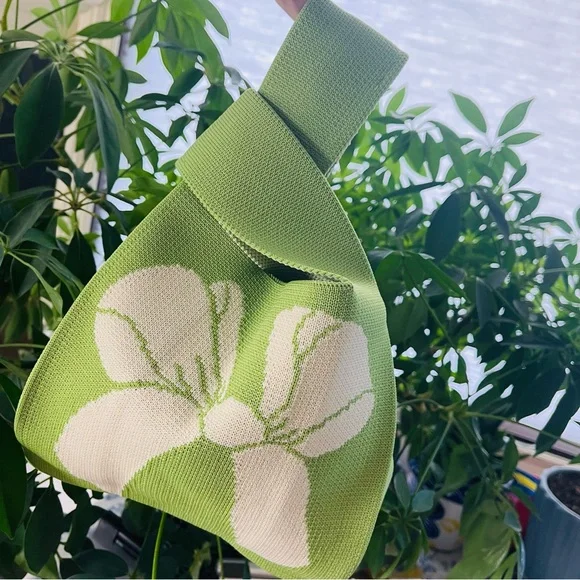 NWT Green/White Bowknot Compact Stylish Essentials Handheld Bag - Picture 2 of 9